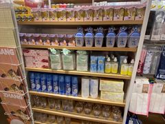 -名创优品(北京新中关购物中心地铁层店)