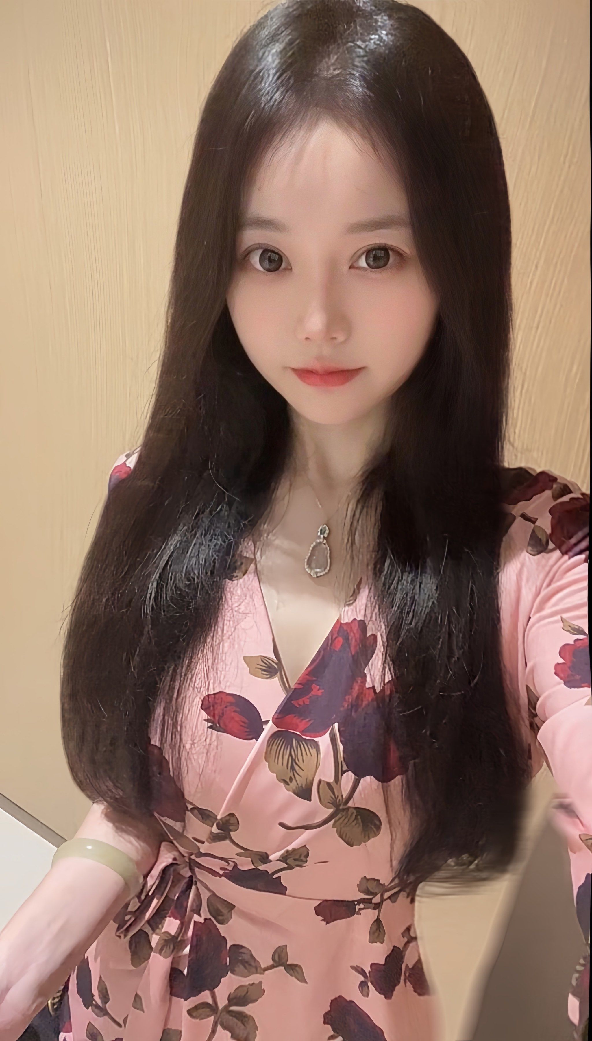 今日份的自拍日记 显腿长玫瑰裙裙