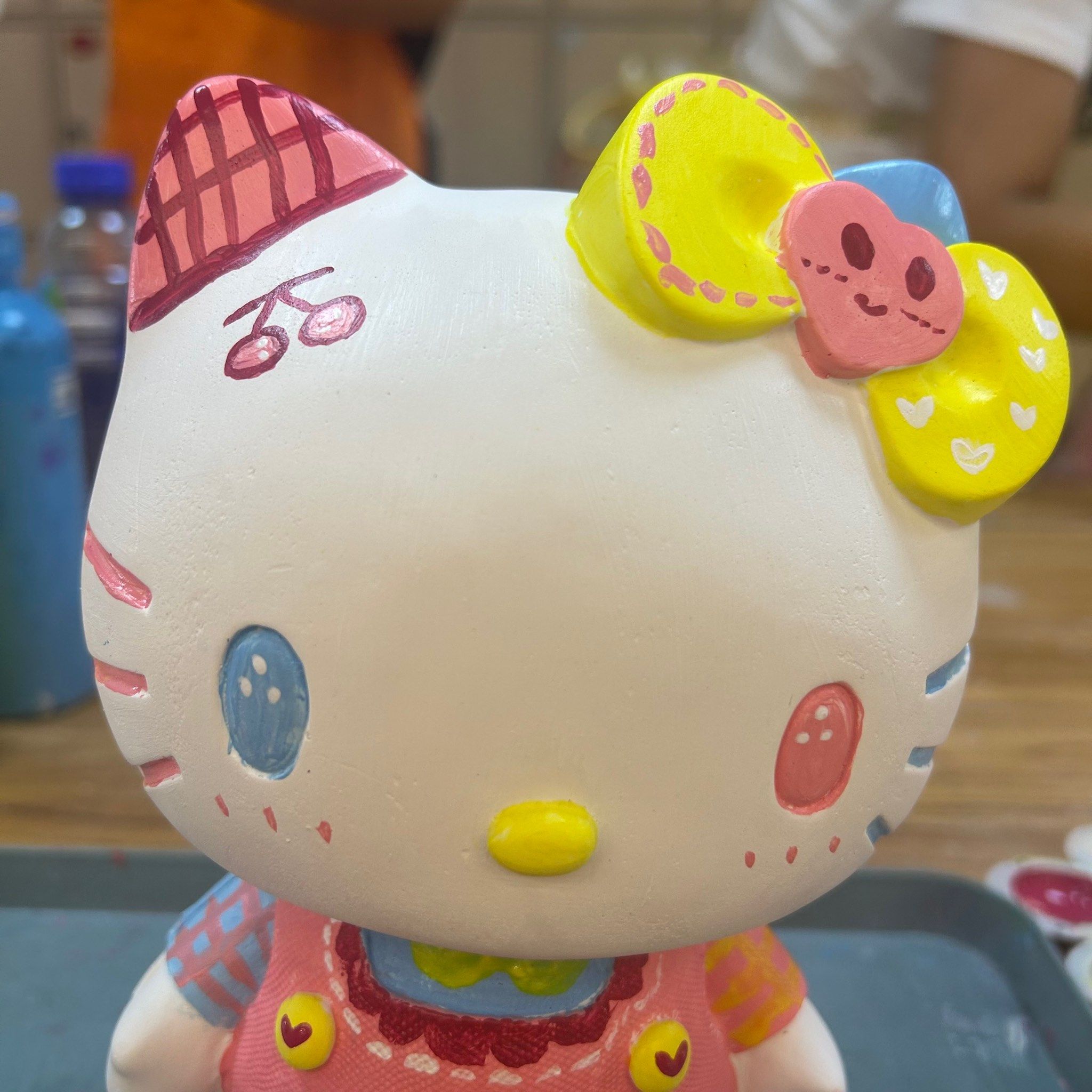 石膏娃娃很可爱 颜色也很多 店里面的手工