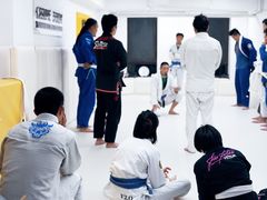 -菠萝格斗巴西柔术训练馆