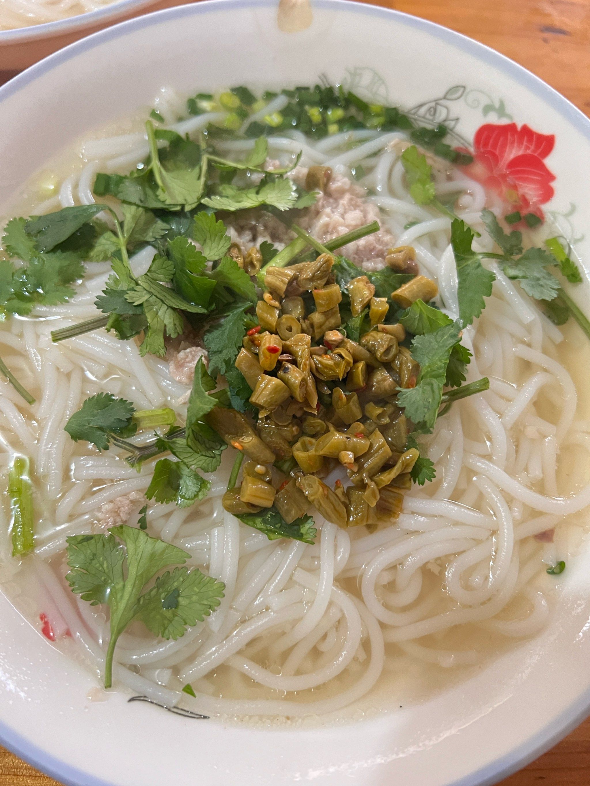 早上还是喜欢这一口清淡的米粉味道
不会很油腻,热气腾腾的,骨汤