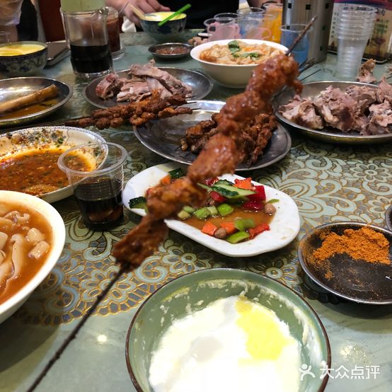 胡子抓饭烤羊肉