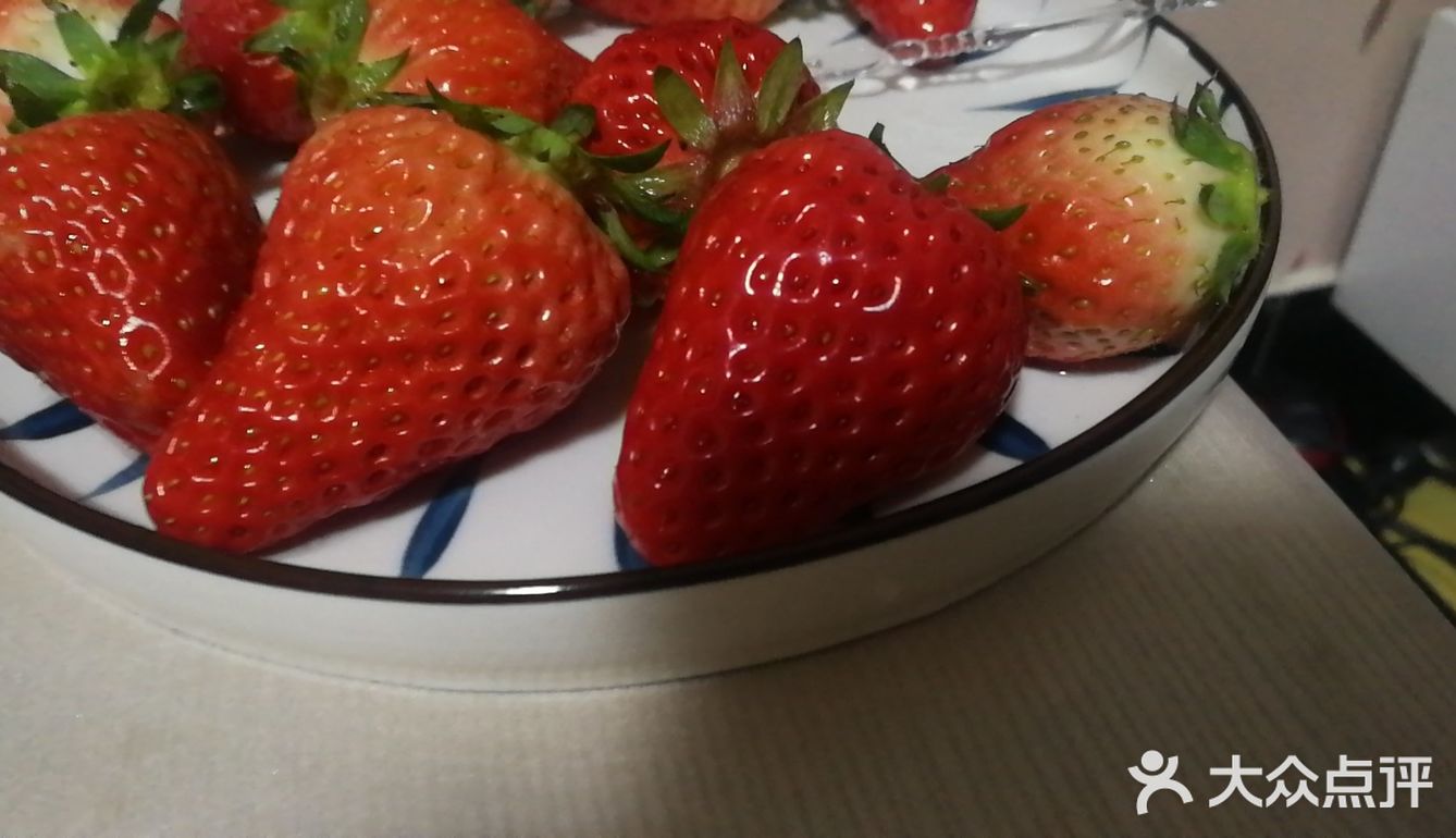 因为要快递，所以刚到的草莓有点酸