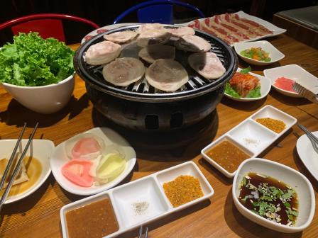 炉旺韩国烤肉(高教园店"在沙河那边培训了三天,我的倩来这边找我玩.