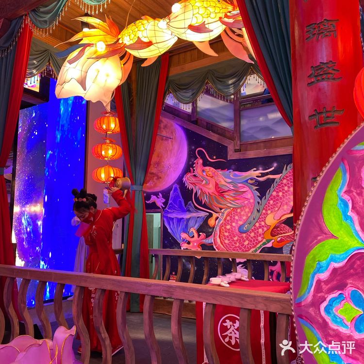 钟楼附近的长安大排档之上元灯会