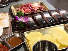 -围炉肉舍•炭烤活鳗•丹东海鲜烤肉(步行街店)