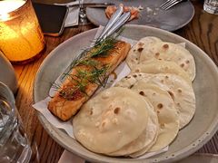 烟熏三文鱼配烤饺子皮和芥末籽酱-BOR Eatery(安福路店)