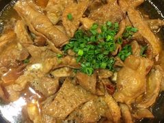 豌豆烧肥肠-老砂锅(城北店)