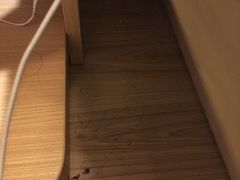 床头与床头柜之间的空档间隙，积了好多灰。-7天优品·北京国贸大望路地铁站店