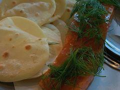 烟熏三文鱼配烤饺子皮及芥末籽酱-BOR Eatery(安福路店)