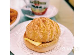 Pineapple Bun with Butter