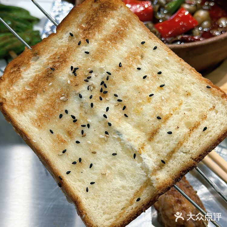 这家店露营氛围感拉满啦!露营风烧烤吧很夏天