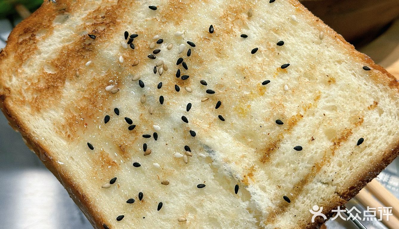 这家店露营氛围感拉满啦！露营风烧烤吧很夏天