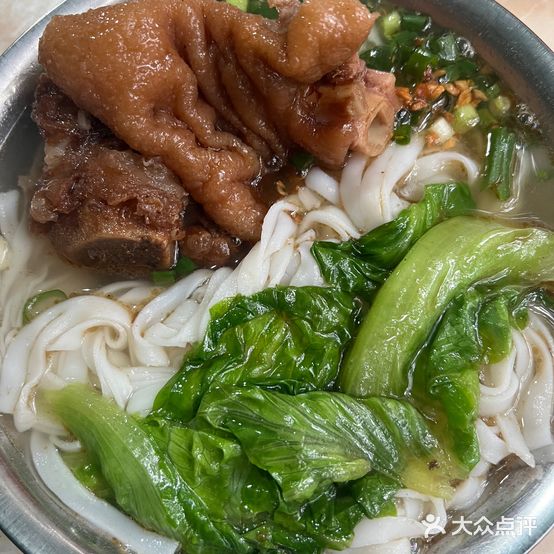 菠萝树猪脚粉店