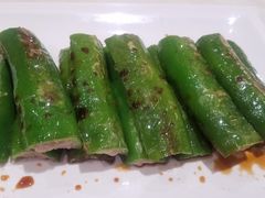 鲜鲮鱼肉煎酿尖椒-德烨酒家