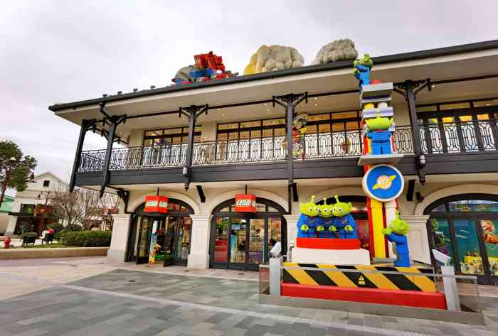 乐高品牌旗舰店(迪士尼小镇店)-"虽然乐高在这里不算大,但是很整洁