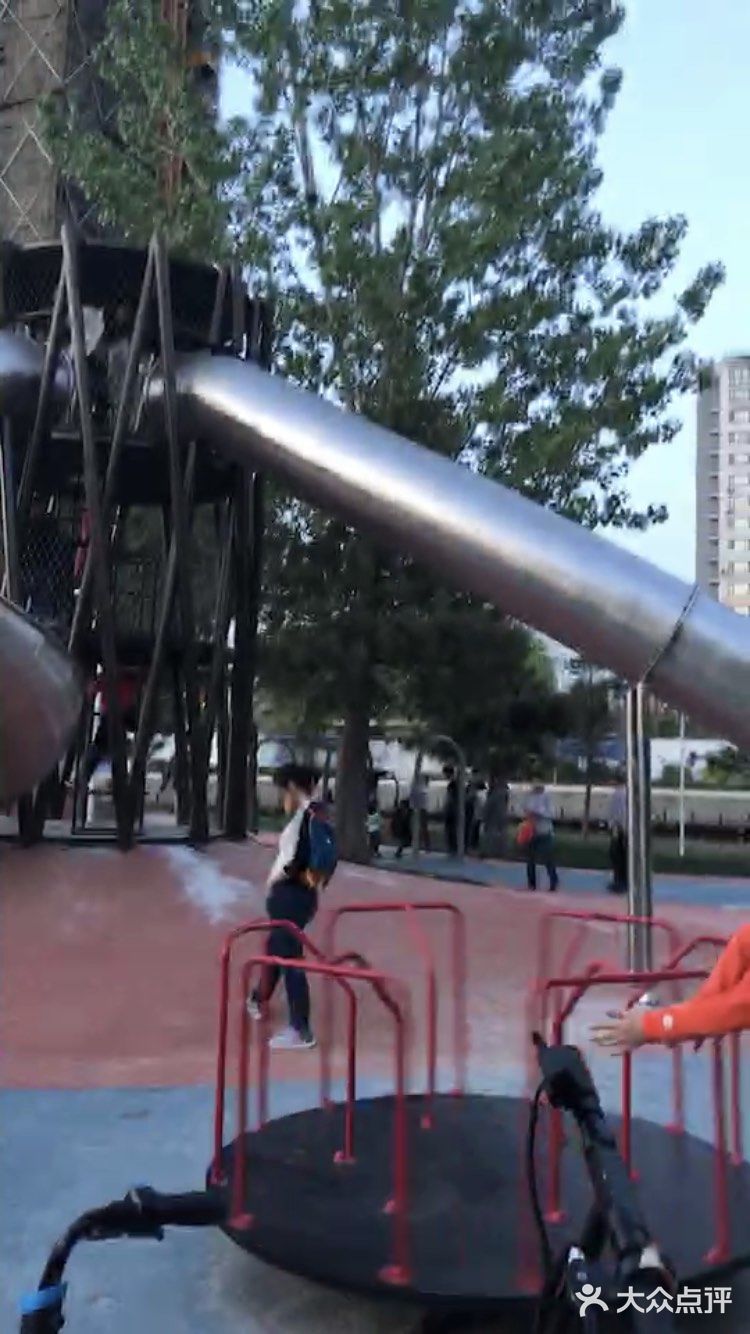 应该是长白府这楼盘自己建的小公园吧～特别适合带孩子去