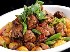 青椒焖土鸡-鱼鲜饭香·招牌汽锅剁椒鱼头王