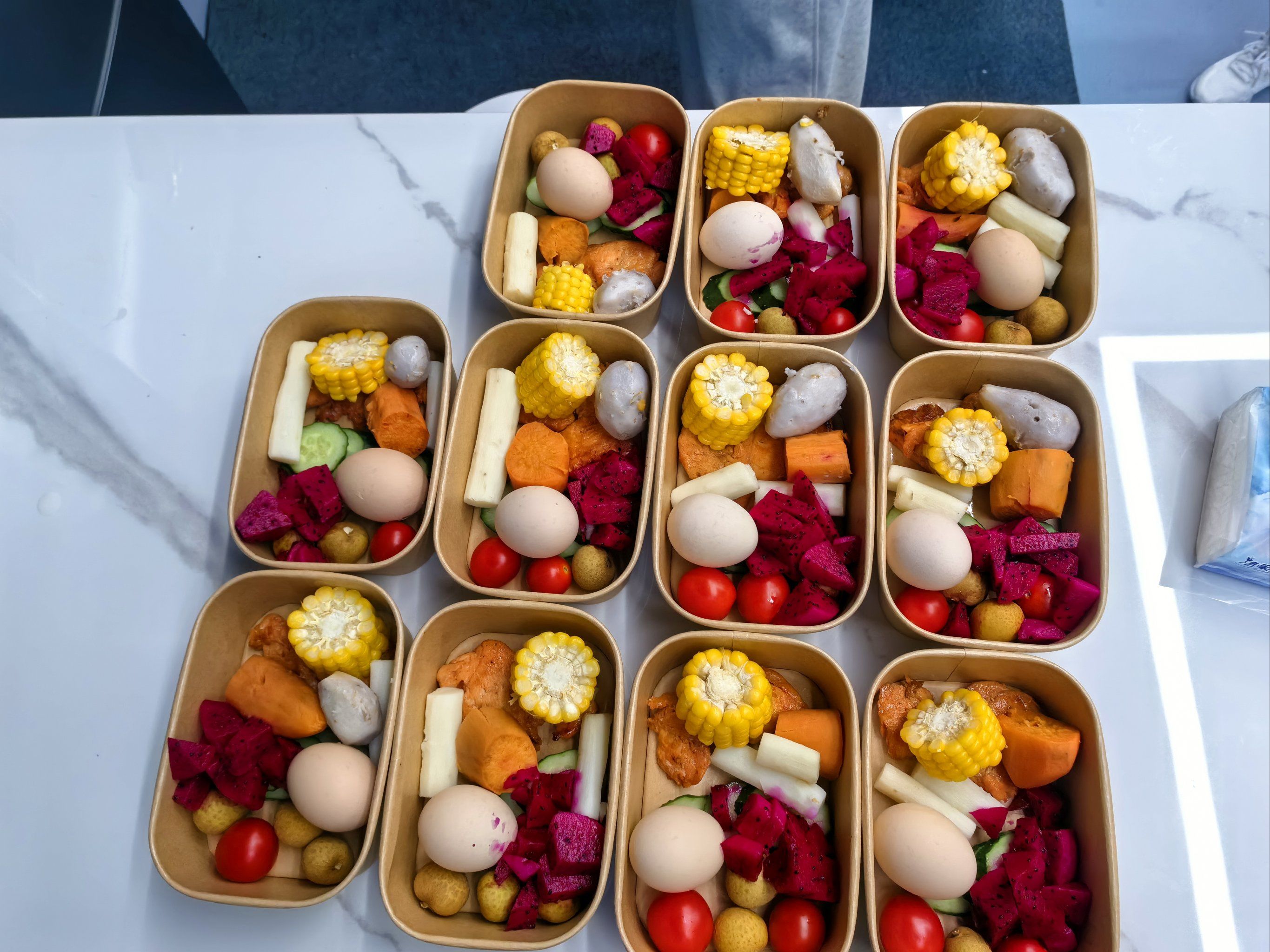 彩虹般的水果餐