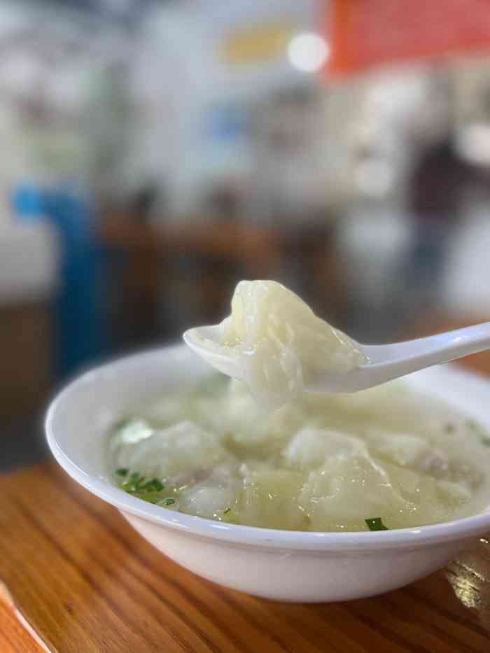 2022年12月2日打分0618/人老字号门店了,巴城最有名的泡泡小馄饨店