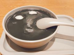 热汤丸配黑芝麻糊-满记甜品(岭南新天地店)