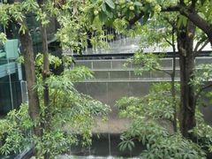 大门一侧下沉天井-广州天河希尔顿酒店