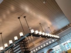 -百灵希尔顿逸林酒店大堂吧