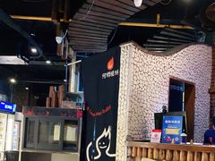 门面-何师烧烤·香辣蟹·川菜·30年老品牌(太古里旗舰店)