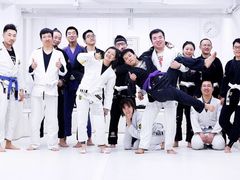 -菠萝格斗巴西柔术训练馆
