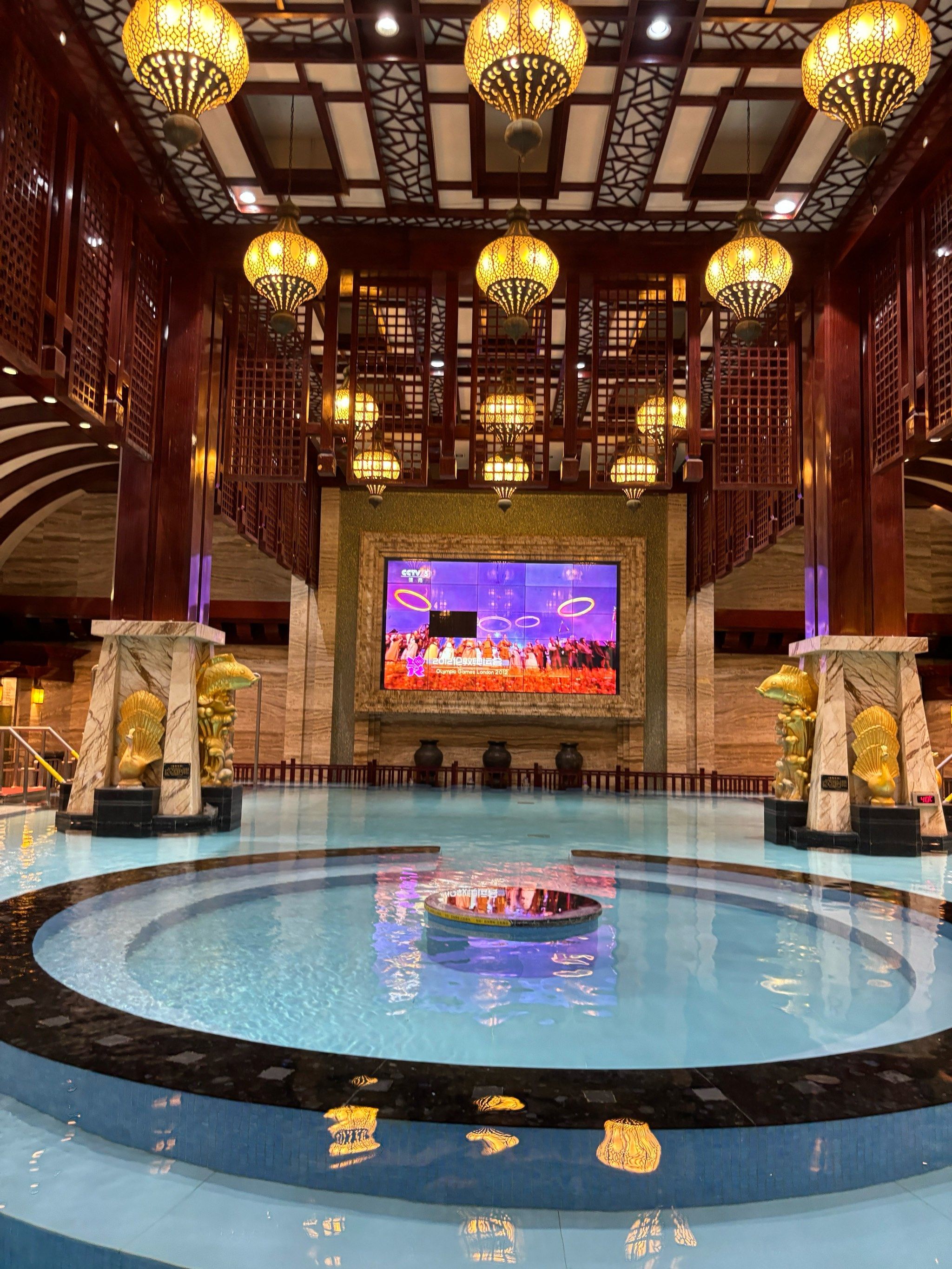 这里及休闲娱乐洗浴与一条龙
只需要买门票,一天可以吃四餐
自助