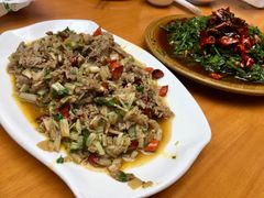 芹菜小米辣炒牛肉-龙姐私房菜(和顺古镇店)