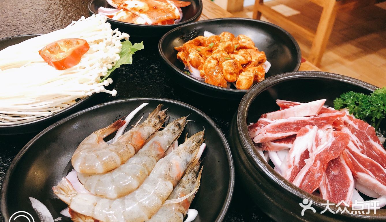 有肉，寿司，大酱汤，石锅拌饭。一定能吃饱吃好