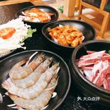 有肉，寿司，大酱汤，石锅拌饭。一定能吃饱吃好