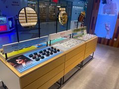 -LOOK眼镜·蔡司依视路配镜(宝山万达店)