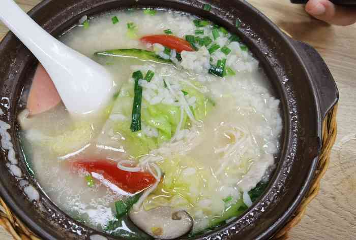 「三鲜汤饭」有火腿肠,一个鹌鹑蛋,一些肉丝,番茄,米饭本身有很好吃