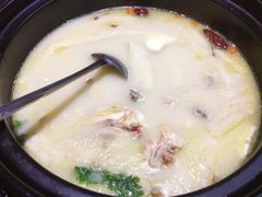 -洪氏嗨捞·广东猪肚鸡·椰子鸡火锅(西咸万象城店)