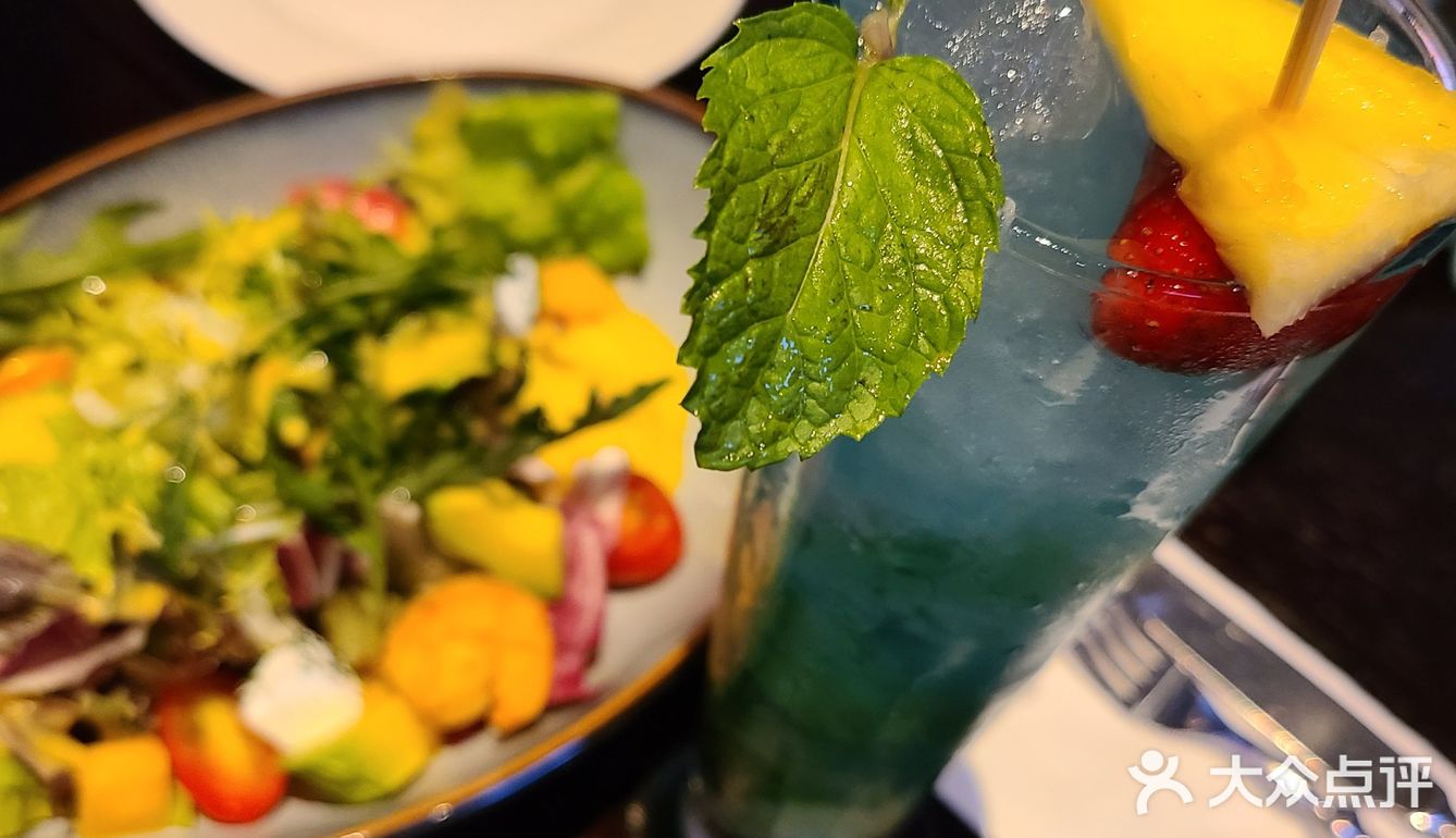 当时去的时候，他说八点之前给免费续杯