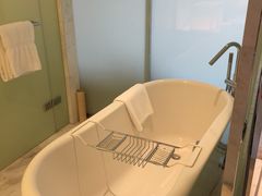 -上海滴水湖皇冠假日酒店