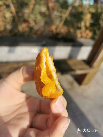 鸡块就是普通的鸡块，但是对于咸蛋黄爱好者来说真的值得一吃