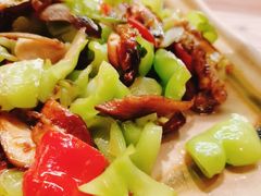 皱皮椒炒牛肝菌-缘生态云南菜·野生菌庭院餐厅(华侨城店)
