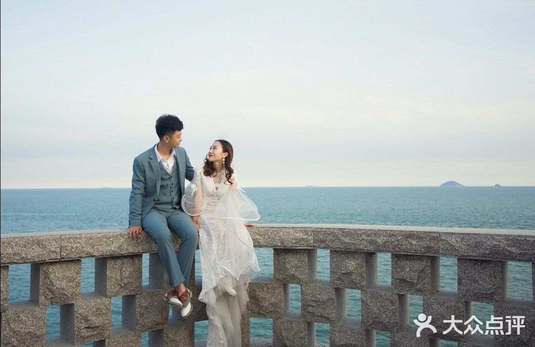 给大家分享一组旅拍风格的婚纱照客片