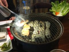 服务员热心帮忙烤出最佳牛肉-热血兄弟·炭火烤肉(融侨中心店)