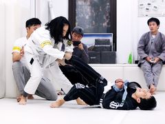 -菠萝格斗巴西柔术训练馆