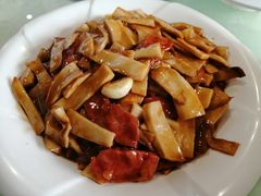 培根肉炒蘑菇粉-良师门滨海人家·海鲜·家常菜(滨海城店)