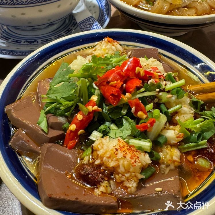 推荐他家的跷脚牛肉锅，里面真的超多牛肉，配上秘制料碟