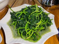 蒜蓉炒地瓜叶-黄记四更烤乳猪店