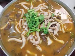 酸菜鸭血锅-余杨鸭鸭餐厅