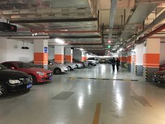 -绿地缤纷城-停车场