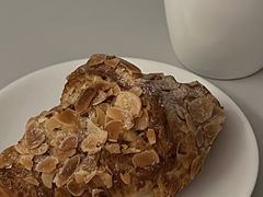 树莓杏仁羊角-OUR Bakery(三里屯太古里店)