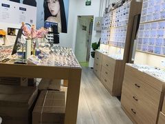 -天空之镜眼镜店蔡司依视路配镜授权零售店(望京颐堤港店)